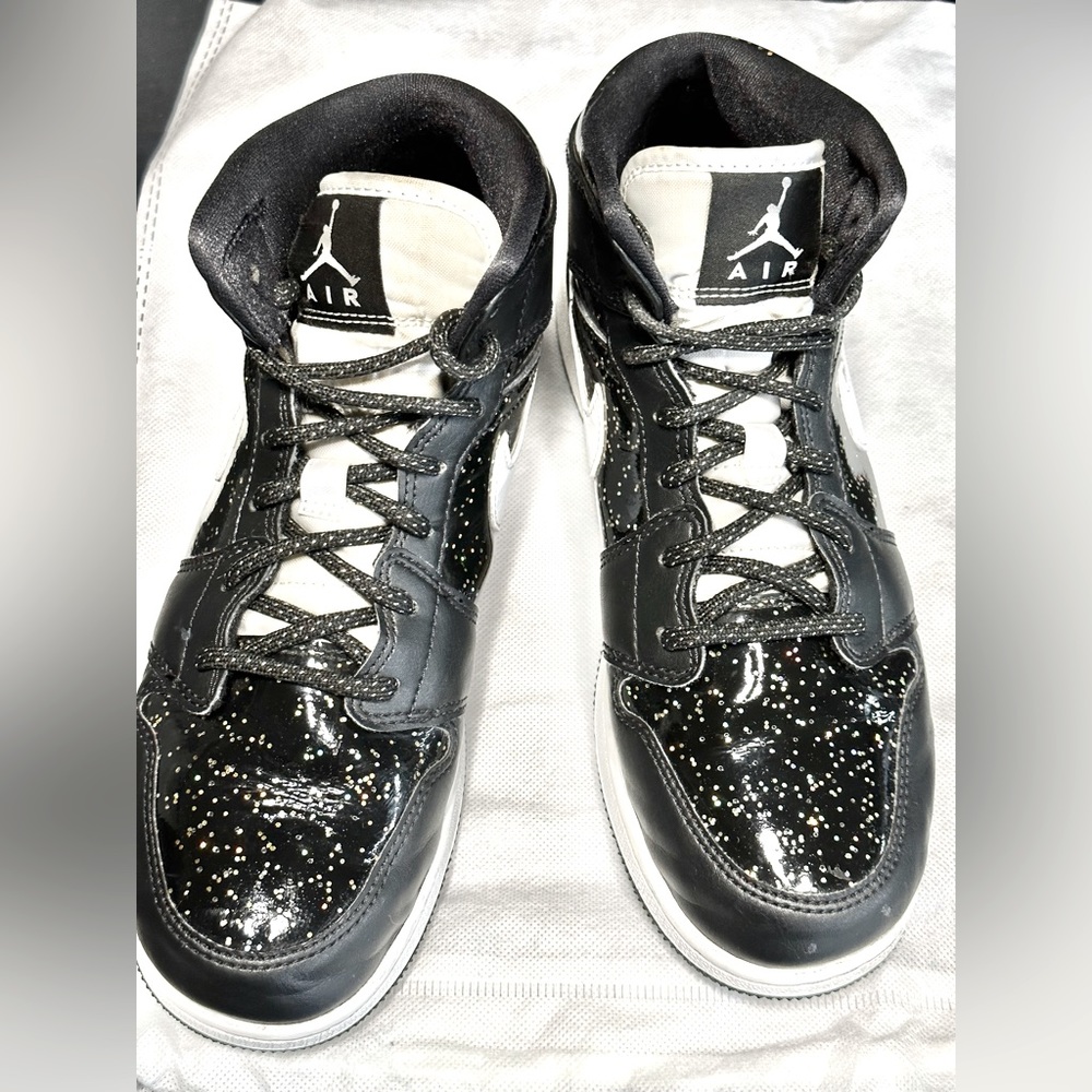 AIR JORDAN 1 MID SE GS 'BLACK GLITTER' Big Kids size 7 (Women’s 8.5)